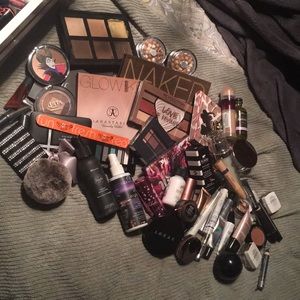 HUGE makeup 💄 bundle - vanity clean out